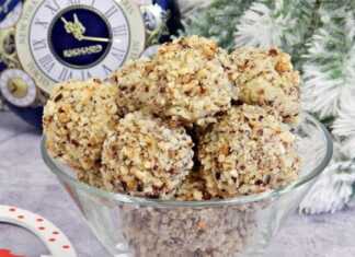 Στρογγυλά μπισκότα βουτύρου τυλιγμένα σε τριμμένο φουντούκι, τοποθετημένα σε ταψί μετά το ψήσιμο.