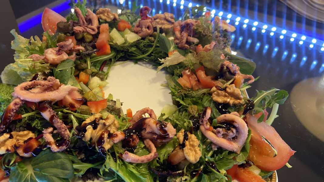 Μια πανέμορφη γιορτινή σαλάτα με τρυφερά κομμάτια χταποδιού, μύδια, πολύχρωμα λαχανικά και τραγανά καρύδια.