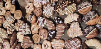 Διακοσμημένα χριστουγεννιάτικα μπισκότα σε διάφορα σχήματα (αστέρι,** έντρο, με γλάσο και χρωματιστή τρουφάκια.