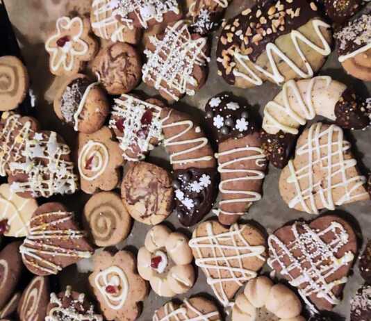 Διακοσμημένα χριστουγεννιάτικα μπισκότα σε διάφορα σχήματα (αστέρι,** έντρο, με γλάσο και χρωματιστή τρουφάκια.