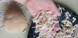 Φωτογραφία με χρυσαφένια σπιτικά ζυμαρικά (π.χ. ταλιατέλες) , έτοιμα για βράσιμο.