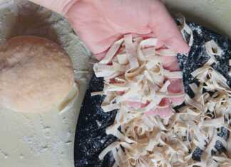 Φωτογραφία με χρυσαφένια σπιτικά ζυμαρικά (π.χ. ταλιατέλες) , έτοιμα για βράσιμο.