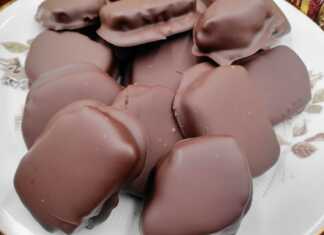 Τετράγωνες καριόκες καλυμμένες με γυαλιστερή σοκολάτα, τοποθετημένες πάνω σε λαδόκολλα.