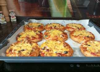 Ένας δίσκος με εννέα χρυσαφένια και αφράτα σπιτικά πιτσάκια, γεμάτα με λουκάνικο, λιωμένο τυρί και μυρωδικά.