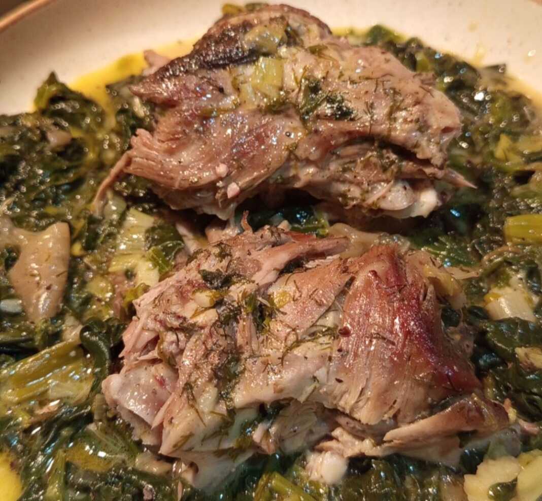 Ένα βαθύ πιάτο με τρυφερό αρνάκι φρικασέ, πλούσια κρεμώδη σάλτσα αυγολέμονο, σπανάκι και μπόλικο φρέσκο άνηθο.