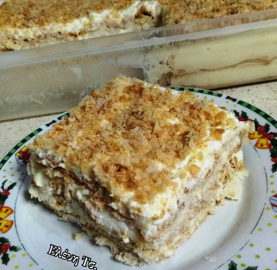 Ένα λαχταριστό γλυκό μιλφέιγ σε ταψί, καλυμμένο με πλούσια σαντιγί και τριμμένα τραγανά σφολιατίνια.