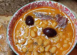 Η Παραδοσιακή Φασολάδα της Μαρίας….με ένα μυστικό για τα φουσκώματα Ένα βαθύ πιάτο με χυλωμένη αχνιστή φασολάδα, γαρνιρισμένη με φρέσκο ελαιόλαδο, δίπλα σε χειροποίητο ψωμί και τουρσί.