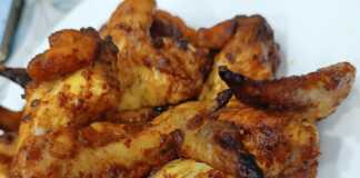 Τραγανές φτερούγες κοτόπουλο καλυμμένες με γυαλιστερή σάλτσα BBQ και συνοδευόμενες από χρυσαφένιες πατάτες country style.