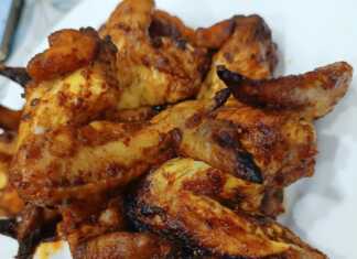 Τραγανές φτερούγες κοτόπουλο καλυμμένες με γυαλιστερή σάλτσα BBQ και συνοδευόμενες από χρυσαφένιες πατάτες country style.