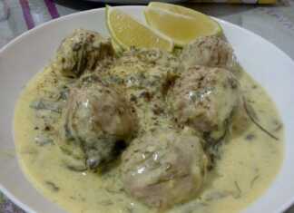 ενα βαθυ πιάτο με λευκά γιουβαρλάκια και καταπράσινα άγρια χόρτα μέσα σε μια πυκνή σάλτσα αυγολέμονο.