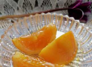 Ένα κρυστάλλινο πιατάκι με χρυσαφένιες φέτες γλυκό κουταλιού πορτοκάλι, λουσμένες σε παχύρρευστο, λαμπερό σιρόπι.