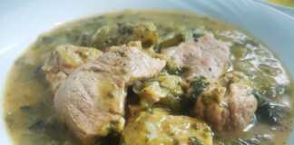 Ένα βαθύ πιάτο με τρυφερά κομμάτια χοιρινού και σέλινο, καλυμμένα με μια πλούσια, κρεμώδη σάλτσα αυγολέμονου και πασπαλισμένα με φρέσκο πιπέρι.