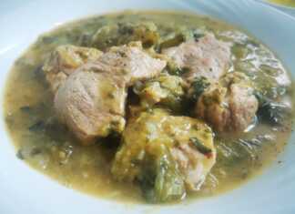 Ένα βαθύ πιάτο με τρυφερά κομμάτια χοιρινού και σέλινο, καλυμμένα με μια πλούσια, κρεμώδη σάλτσα αυγολέμονου και πασπαλισμένα με φρέσκο πιπέρι.