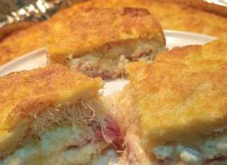 Ροδοκοκκινισμένο αλμυρό κανταΐφι, κομμένο σε τετράγωνα κομμάτια, με τα λιωμένα τυριά να φαίνονται ανάμεσα στις ίνες του φύλλου.