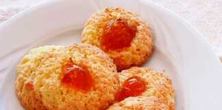 Μικρές χρυσοξανθές καρύδες τοποθετημένες σε δίσκο, διακοσμημένες με κόκκινο κερασάκι στην κορυφή.