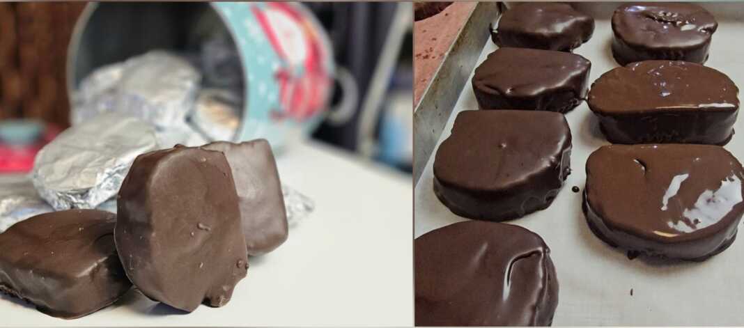 Σπιτικές καριόκες τυλιγμένες σε αλουμινόχαρτο και μερικές κομμένες στη μέση, αποκαλύπτοντας την πλούσια γέμιση από βασιλόπιτα και ξηρούς καρπούς.