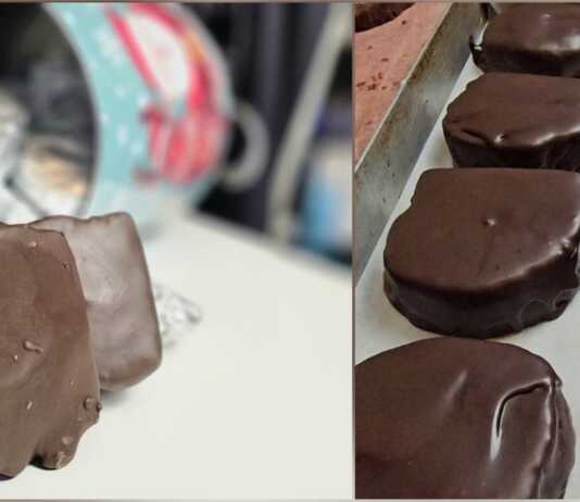 Σπιτικές καριόκες τυλιγμένες σε αλουμινόχαρτο και μερικές κομμένες στη μέση, αποκαλύπτοντας την πλούσια γέμιση από βασιλόπιτα και ξηρούς καρπούς.