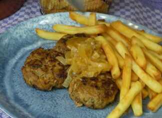 Μια πιατέλα με καλοψημένα κεφτεδάκια καλυμμένα με μια παχύρρευστη σάλτσα από κρεμμύδια και μπύρα, σερβιρισμένα με φρέσκο μαϊντανό.