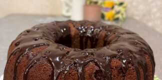 Ένα ψηλό, σοκολατένιο ιταλικό κέικ με τρύπα στη μέση, γαρνιρισμένο με λιωμένη σοκολάτα και τρούφα.