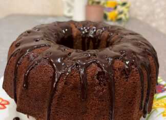 Ένα ψηλό, σοκολατένιο ιταλικό κέικ με τρύπα στη μέση, γαρνιρισμένο με λιωμένη σοκολάτα και τρούφα.