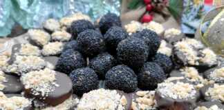 Δίσκος με διάφορα σοκολατένια κεράσματα φτιαγμένα από μελομακάρονα, μερικά καλυμμένα με τρούφα και άλλα με στρώση σοκολάτας και καρύδι.