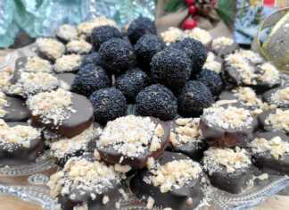 Δίσκος με διάφορα σοκολατένια κεράσματα φτιαγμένα από μελομακάρονα, μερικά καλυμμένα με τρούφα και άλλα με στρώση σοκολάτας και καρύδι.