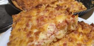 Μια ολόκληρη κις λορέν μέσα στη φόρμα της, με χρυσαφένια κρούστα και λιωμένα τυριά, έτοιμη για σερβίρισμα.