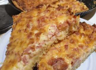 Μια ολόκληρη κις λορέν μέσα στη φόρμα της, με χρυσαφένια κρούστα και λιωμένα τυριά, έτοιμη για σερβίρισμα.