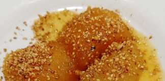 ζεστή κομπόστα μήλου, περιχυμένα με σιρόπι πορτοκαλιού και πασπαλισμένα με καρύδια και σουσάμι.