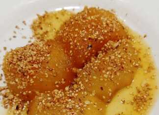 ζεστή κομπόστα μήλου, περιχυμένα με σιρόπι πορτοκαλιού και πασπαλισμένα με καρύδια και σουσάμι.