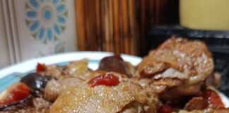 Μια βαθιά κατσαρόλα με κοκκινιστό κοτόπουλο και μελωμένες μελιτζάνες, αρωματισμένη με ξυλάκι κανέλας και δαφνόφυλλα.