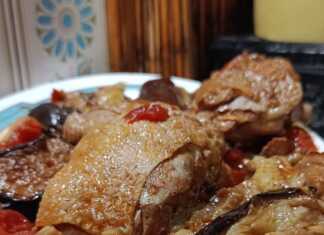 Μια βαθιά κατσαρόλα με κοκκινιστό κοτόπουλο και μελωμένες μελιτζάνες, αρωματισμένη με ξυλάκι κανέλας και δαφνόφυλλα.