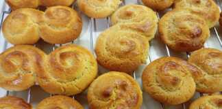 Ένα μεγάλο καλάθι γεμάτο με διάφορα σχέδια από παραδοσιακά πασχαλινά κουλουράκια, γυαλιστερά από το αυγό και καλοψημένα.