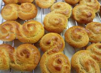 Ένα μεγάλο καλάθι γεμάτο με διάφορα σχέδια από παραδοσιακά πασχαλινά κουλουράκια, γυαλιστερά από το αυγό και καλοψημένα.