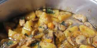 Μια κατσαρόλα με χυλωμένο λεμονάτο φαγητό που περιέχει πατάτες, φέτες από μανιτάρια και ψιλοκομμένο μαϊντανό, σερβιρισμένο σε λευκό πιάτο.