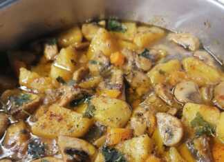 Μια κατσαρόλα με χυλωμένο λεμονάτο φαγητό που περιέχει πατάτες, φέτες από μανιτάρια και ψιλοκομμένο μαϊντανό, σερβιρισμένο σε λευκό πιάτο.