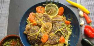 Λεμονάτο Ossobuco σε Ελληνικό Στυλ: Μια Γεύση που θα σας Μείνει Αξέχαστη! Ένα πιάτο με τρυφερό μοσχαρίσιο οσομπούκο, περιχυμένο με πλούσια λεμονάτη σάλτσα, σερβιρισμένο πάνω σε ζυμαρικά με τριμμένο τυρί.