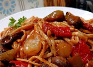 Ένα πλούσιο πιάτο με λιγκουίνι λαχανικών, γεμάτο πολύχρωμες πιπεριές, μανιτάρια, ντοματίνια και τριμμένο βολάκι Τήνου στην κορυφή.