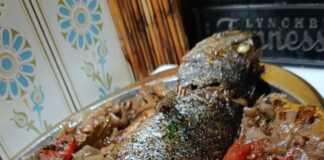 Ένα ολόκληρο μηλοκόπι μέσα στο ταψί, καλυμμένο με ροδέλες κρεμμυδιού, φέτες ντομάτας και φρέσκο μαϊντανό, σιγομαγειρεμένο σε κόκκινη σάλτσα.