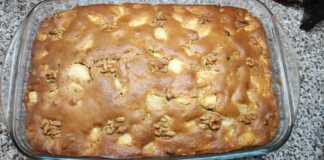 Μηλόπιτα με Σιρόπι από Μελομακάρονα: Η Πιο Αρωματική και Ζουμερή Λύση! Μια ζουμερή μηλόπιτα σε πυρέξ, στολισμένη με ολόκληρα καρύδια στην επιφάνεια και περιχυμένη με χρυσάφι σιρόπι.