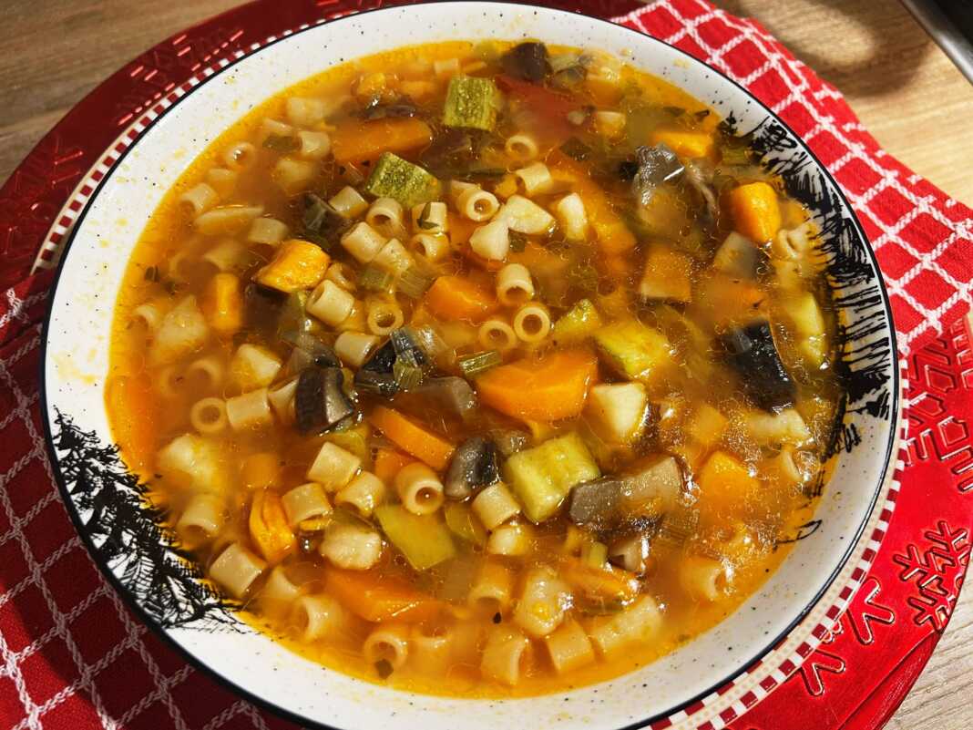 Ενα βαθύ πιάτο με πολύχρωμη σούπα μινεστρόνε που αχνίζει, γεμάτη κομμάτια λαχανικών και κοφτό μακαρονάκι.