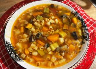 Ενα βαθύ πιάτο με πολύχρωμη σούπα μινεστρόνε που αχνίζει, γεμάτη κομμάτια λαχανικών και κοφτό μακαρονάκι.