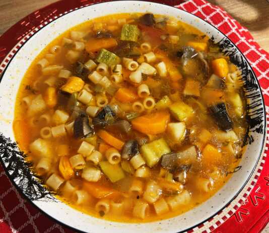 Ενα βαθύ πιάτο με πολύχρωμη σούπα μινεστρόνε που αχνίζει, γεμάτη κομμάτια λαχανικών και κοφτό μακαρονάκι.