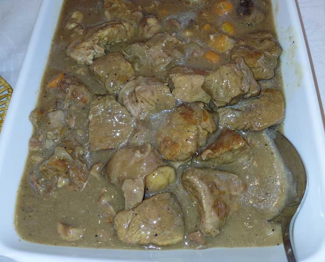 Ένα ταψί με τρυφερά κομμάτια μοσχαρίσιου κρέατος, ολόκληρα μελωμένα κάστανα και ροδέλες καρότου μέσα σε πλούσια καφέ σάλτσα.