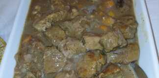 Ένα ταψί με τρυφερά κομμάτια μοσχαρίσιου κρέατος, ολόκληρα μελωμένα κάστανα και ροδέλες καρότου μέσα σε πλούσια καφέ σάλτσα.