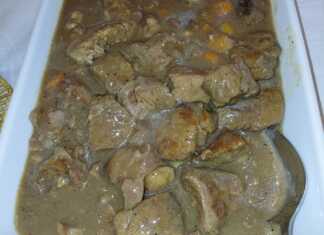 Ένα ταψί με τρυφερά κομμάτια μοσχαρίσιου κρέατος, ολόκληρα μελωμένα κάστανα και ροδέλες καρότου μέσα σε πλούσια καφέ σάλτσα.