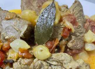 παραδοσιακό μοσχαράκι στιφάδο, όπου τα κρεμμυδάκια είναι ολόκληρα και μελωμένα μέσα σε μια πλούσια κόκκινη σάλτσα.