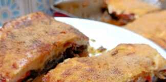 Ένα ταψί με λαχταριστό, καλοψημένο μουσακά με χρυσαφένια μπεσαμέλ και πλούσιες στρώσεις λαχανικών.