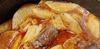 Ένα παραδοσιακό πιάτο με κομμάτια μπάμπως και μελωμένες πατάτες γιαχνί, μέσα σε πλούσια κόκκινη σάλτσα.