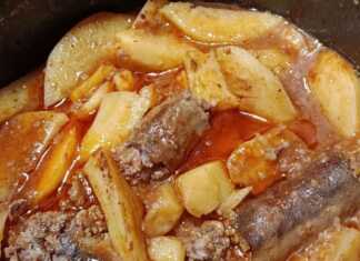 Ένα παραδοσιακό πιάτο με κομμάτια μπάμπως και μελωμένες πατάτες γιαχνί, μέσα σε πλούσια κόκκινη σάλτσα.